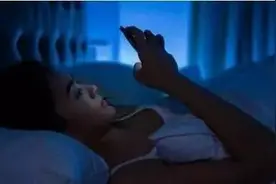 切记！不要黑夜里玩手机！后果不堪设想！图片