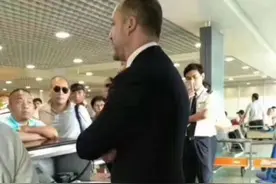 航班延误，这位春秋航空的“老外”机长亲自来到登机口“一起等待”，还给旅客买巧克力图片