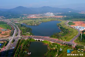 航拍广州城市公园——“凤凰湖”图片