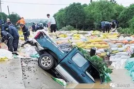 还记得黄兴镇的“皮卡书记”吗？他把新车折现做了这件事……真心点赞图片