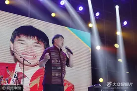 日照：“大衣哥”朱之文现身海洋音乐节图片