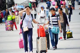 西宁火车站迎来暑运客流高峰图片