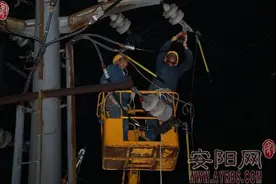 林州市：电线被烧断 供电公司工作人员连夜抢修图片