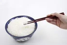 维舟：用手指吃饭，用筷子吃饭图片