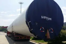 “巨无霸”上路 3辆30多米的货车开上金丽温高速图片