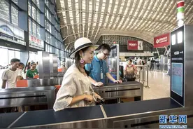 武汉：“刷脸”赶火车图片