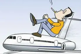 旅客在飞机厕所内吸烟 被罚款3000元并取消登机资格图片