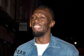 踢球？不如卖炸鸡 博尔特伦敦开快餐店图片