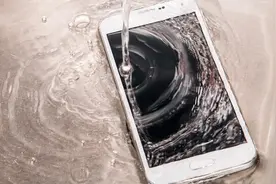 「实用」手机进水千万别用吹风机，这样做最管用，2分钟就能开机！图片