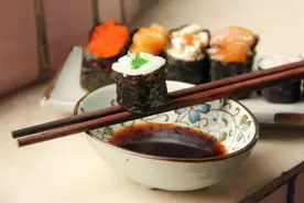 「家庭医生」酱油吃多会变黑？你怕了吗图片