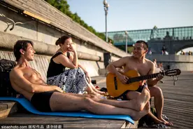 莫斯科民众悠闲享受夏日美好时光图片