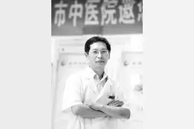 老病号风雨无阻地追随他图片