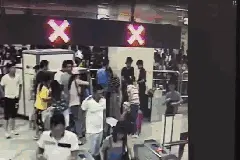 九江小伙在武汉地铁站竟干出这种事！“大家都往外跑”，还有刺鼻气味！图片