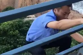 手机掉入礁石缝隙怎么办？民警飞檐走壁来帮忙图片