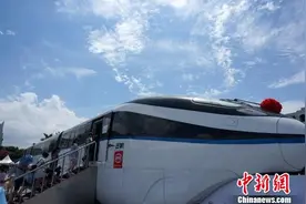 “云轨”亮相桂林 市民“尝鲜”体验图片