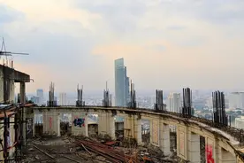 曼谷烂尾“幽灵塔”搁置20年未修复图片
