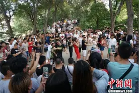 郑州现尬舞一条街 市民：对多元娱乐持包容态度图片