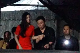 怀孕了？范冰冰小肚凸起上围增大一路被小心搀扶图片