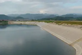 金东推广洁水渔业一斤花鲢卖15元 下游还能养娃娃鱼图片