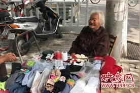 家有7套房午餐吃烧饼 郑州9旬老太街头推小车卖杂货图片