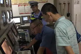 外卖小哥着急暴力开门 与小区业主发生争执图片
