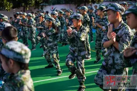 中学军训学生学太极图片
