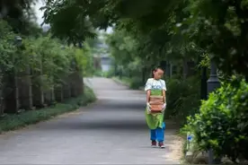 不上学，去搬砖？11岁男孩成绩优异，爸爸却已让他退学接受“新教育”……图片