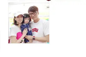 张丹峰夫妇送3岁女儿上学 45岁洪欣素颜美呆图片