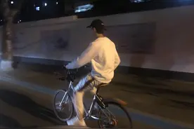 网友偶遇吴磊深夜骑单车 背影帅气运动感十足图片