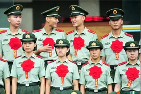 特战女兵退伍记录：脱下军装我还是一个兵图片