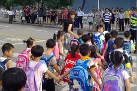 开学了，目送你小小的背影渐行渐远，我们能为你做的，也许只是……图片