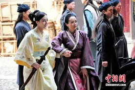 陈依莎新剧与迪丽热巴演婆媳 感谢对方照顾图片