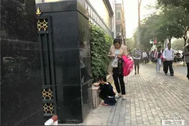 这是一位兰州妈妈和孩子，早晨在校门口赶时间的一张照片，看得人心里直发酸……图片