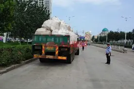 见到民警查车 烟台一辆大货车司机逆行躲避图片