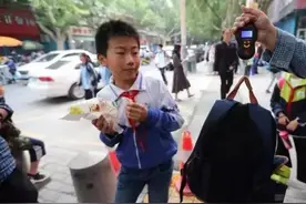 惊呆！小学生书包有多重 6年级重达7公斤图片