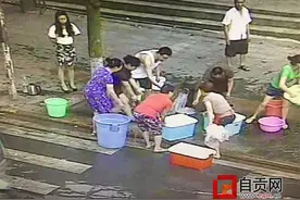 男子用扳手拧开消防栓放水被监控抓拍图片