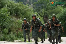 “贝爷”来啦!武警“魔鬼周”训练上演“饕餮虫宴”图片