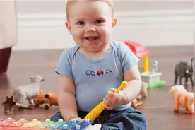 1岁内宝宝爱敲东西 可促进大脑发育图片