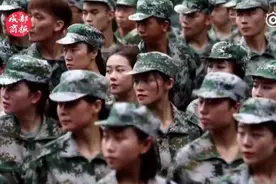 视频｜四川高校新生军训颜值爆表 迷彩小花个个亮眼图片