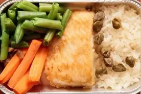 为什么飞机上提供的餐食总是很难吃？飞机餐的这些小秘密你一定不知道图片