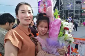 湖北7岁女孩迷恋蒙古族音乐 千里赴内蒙追星图片