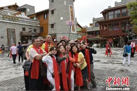 台湾同胞参访北川老县城地震遗址 缅怀遇难同胞图片