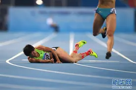 高清全运会女子200米袁琦琦获亚军，比赛中意外摔倒图片