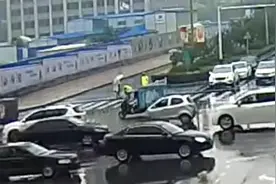 许昌孕妇雨中过街鞋带散开，辅警蹲下帮系好丨视频图片