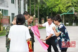 莆田孕妇雨天被救续：一家人送锦旗感恩武警官兵图片