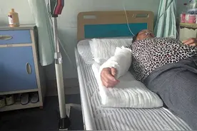 油锅起火用水灭，大妈反遭烧伤脸和手图片