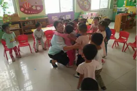 李鹊镇黄丘幼儿园教师节开展：“爱我你就抱抱我”活动图片