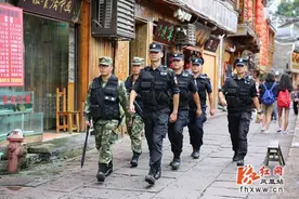 凤凰公安武警联勤武装巡逻 强化社会治安管控图片