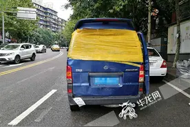 拉风却危险！面包车后挡风玻璃碎裂 驾驶员缠上胶带凑合开图片