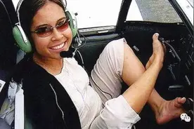 世界上首位获得执照的无臂女飞行员，用脚开飞机你相信吗？图片